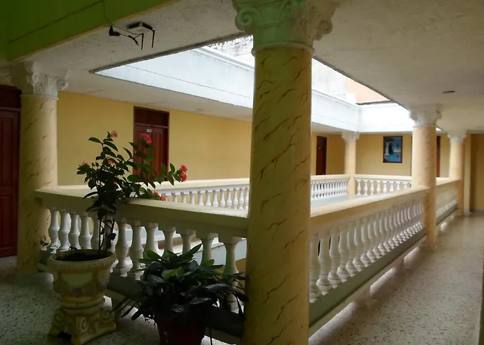 Cheap hotel: Hotel Colonial Inn